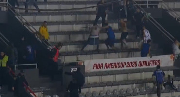 Pelea entre hinchadas de Peñarol y Quilmes de Mar del Plata. Foto: Captura.