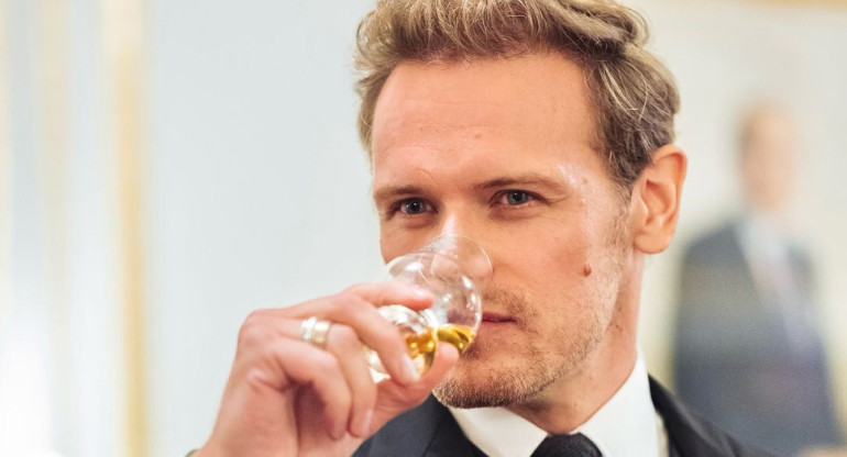 Sam Heughan de Outlander tiene su propio whisky. Foto: Instagram.