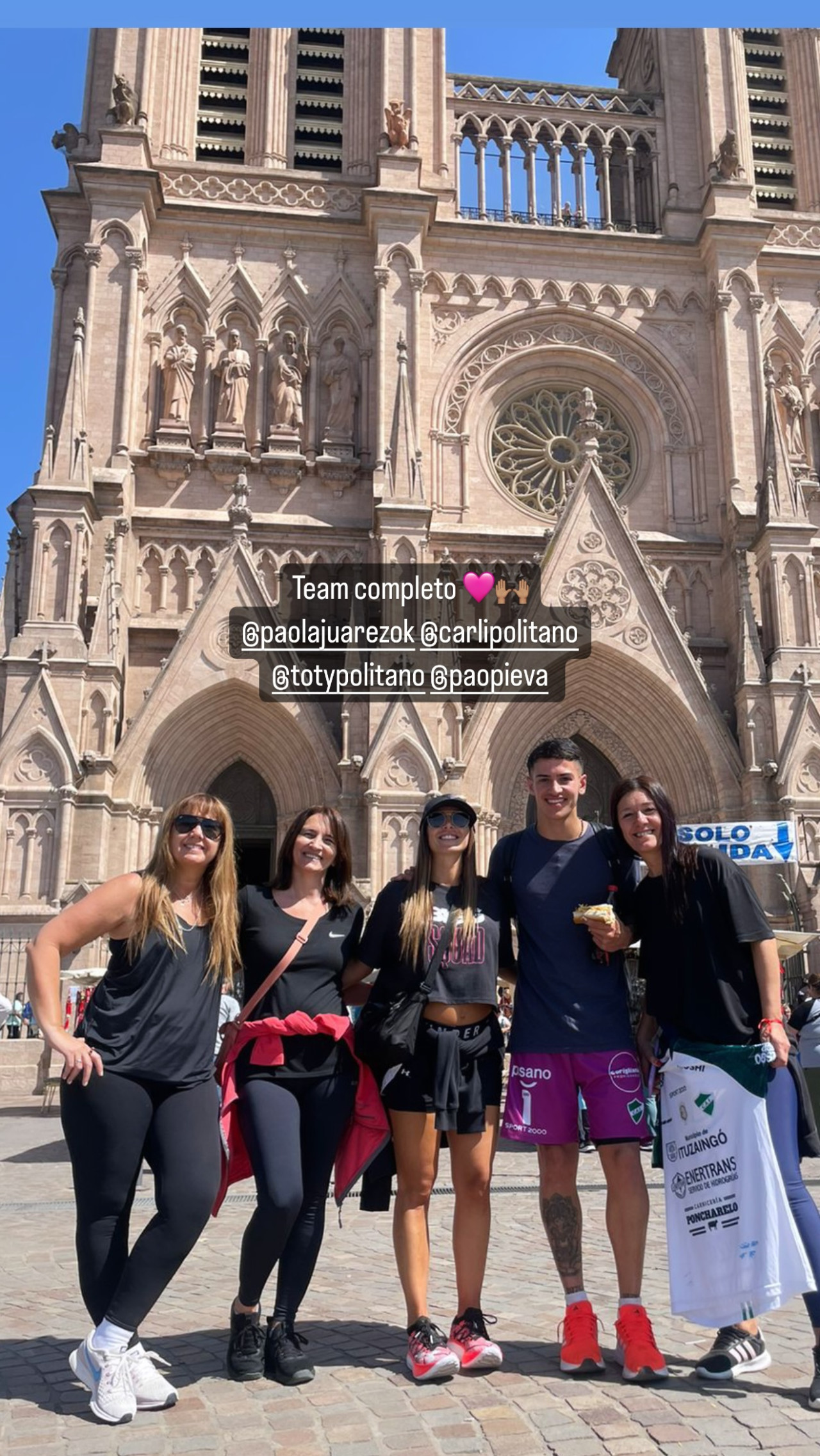 Sol Pérez junto a sus allegados en la Peregrinación. Foto: Instagram.