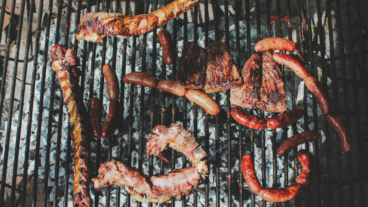 Asado; carne; parrilla. Foto: Unsplash.