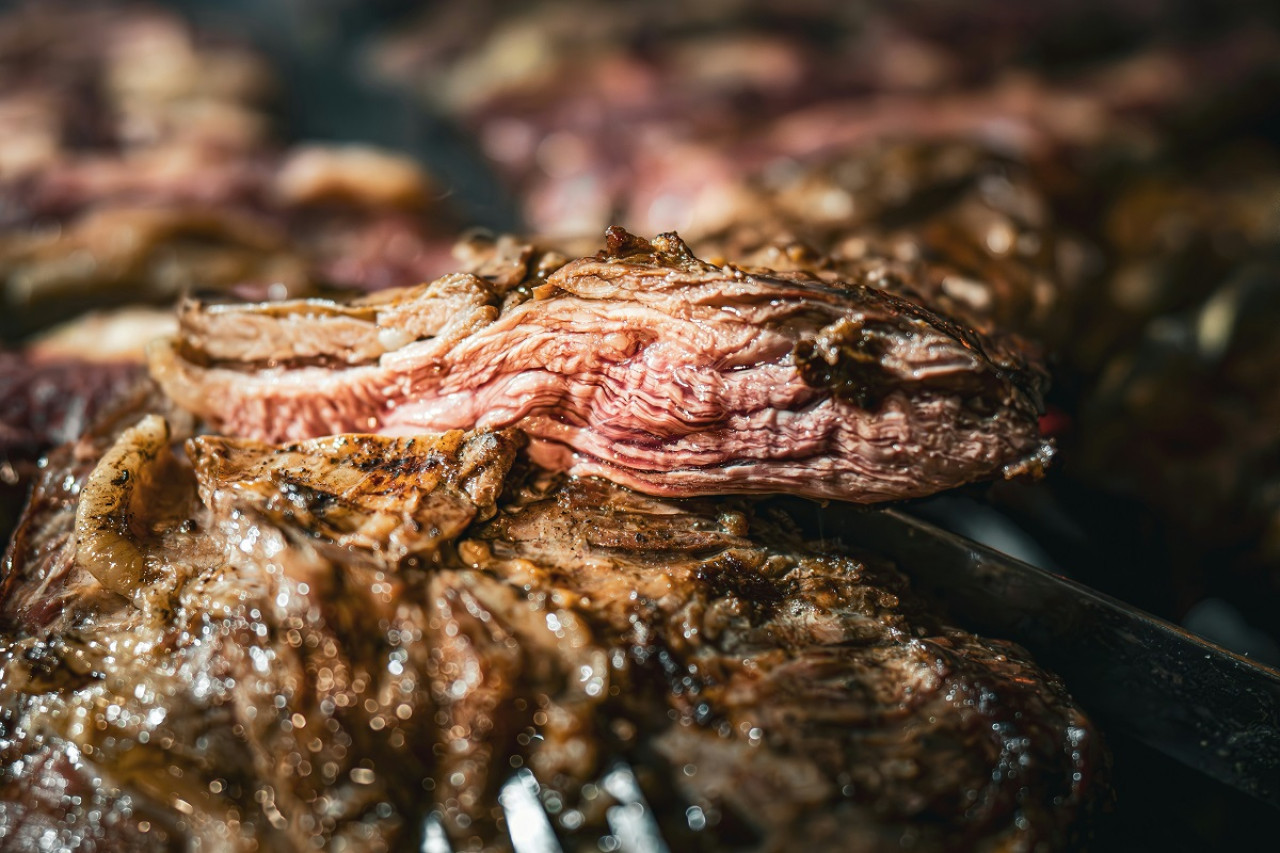 Asado; carne; parrilla. Foto: Unsplash.