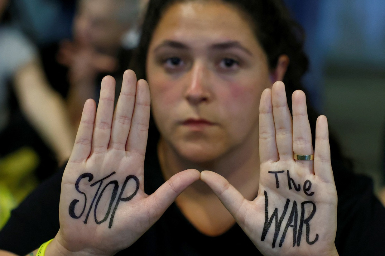 Manifestaciones en Tel Aviv por el aniversario del 7 de octubre. Foto: Reuters.