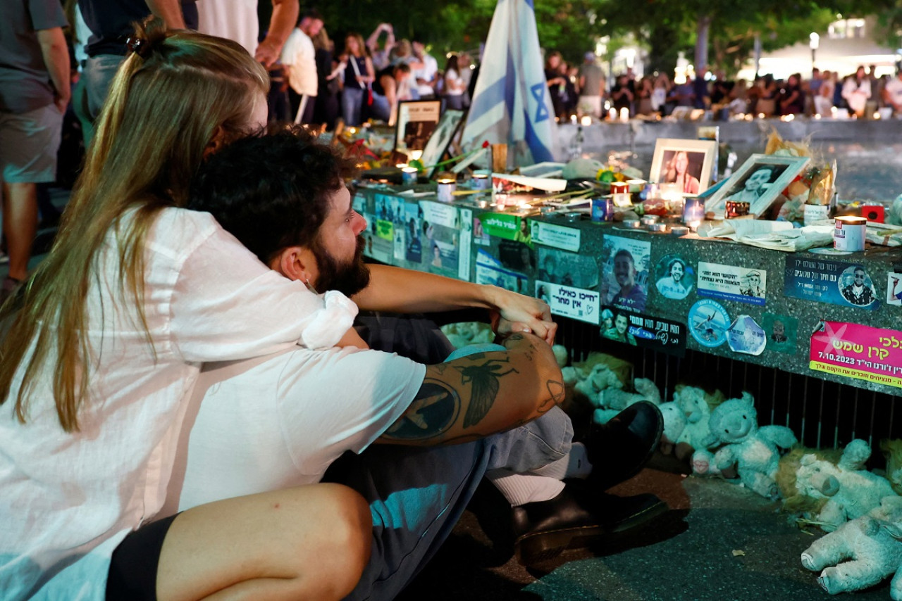 Manifestaciones en Tel Aviv por el aniversario del 7 de octubre. Foto: Reuters.