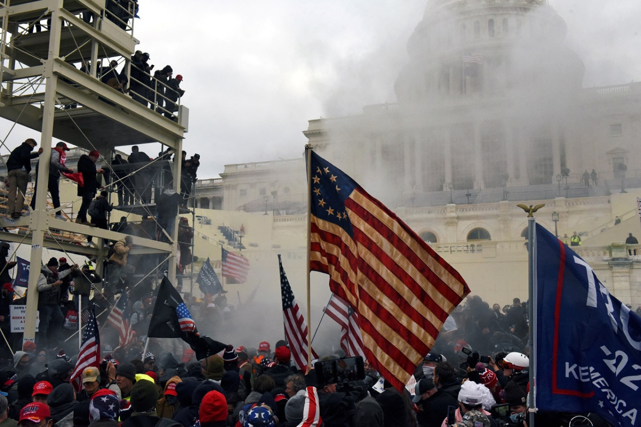 Bandera de Estados Unidos flameando frente al Capitolio. Foto: Reuters.