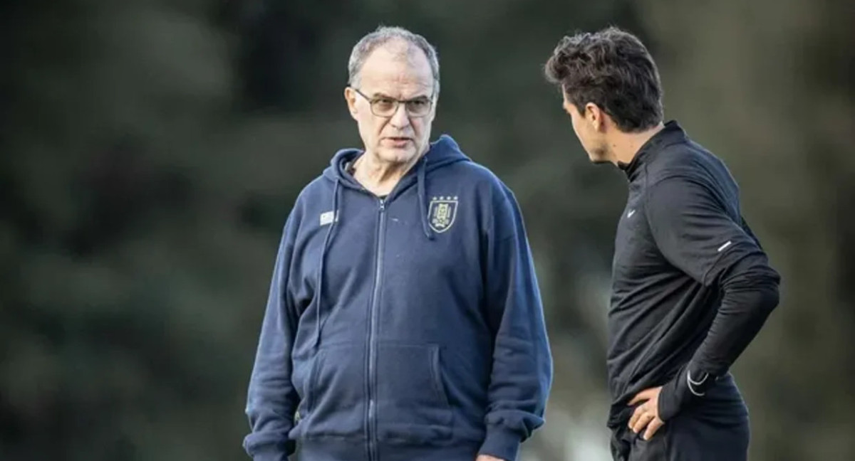 José María Giménez y Marcelo Bielsa. Foto: NA.