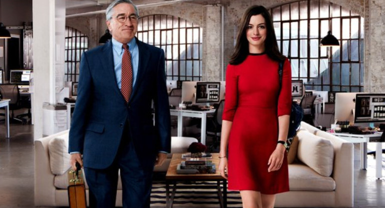 Anne Hathaway y Robert de Niro. Foto X @VogueMexico