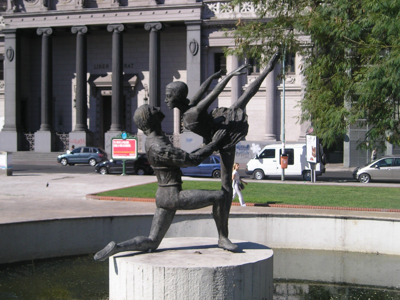 Monumento en homenaje a los bailarines frente al Teatro Colón