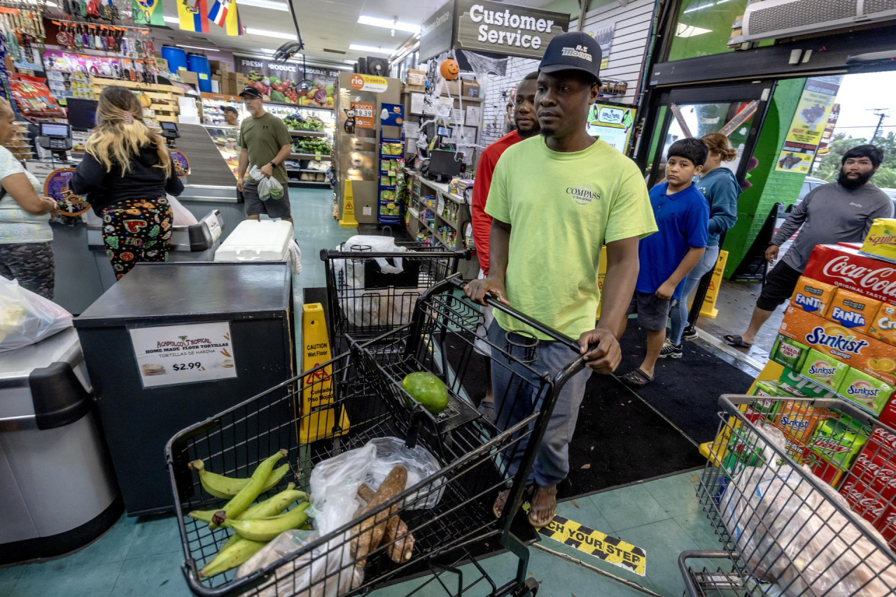 Los vecinos de las distintas zonas de La Florida, donde se espera que el huracán Milton toque tierra este miércoles, se preparan para la tormenta comprando provisiones y generadores eléctricos. Foto: EFE