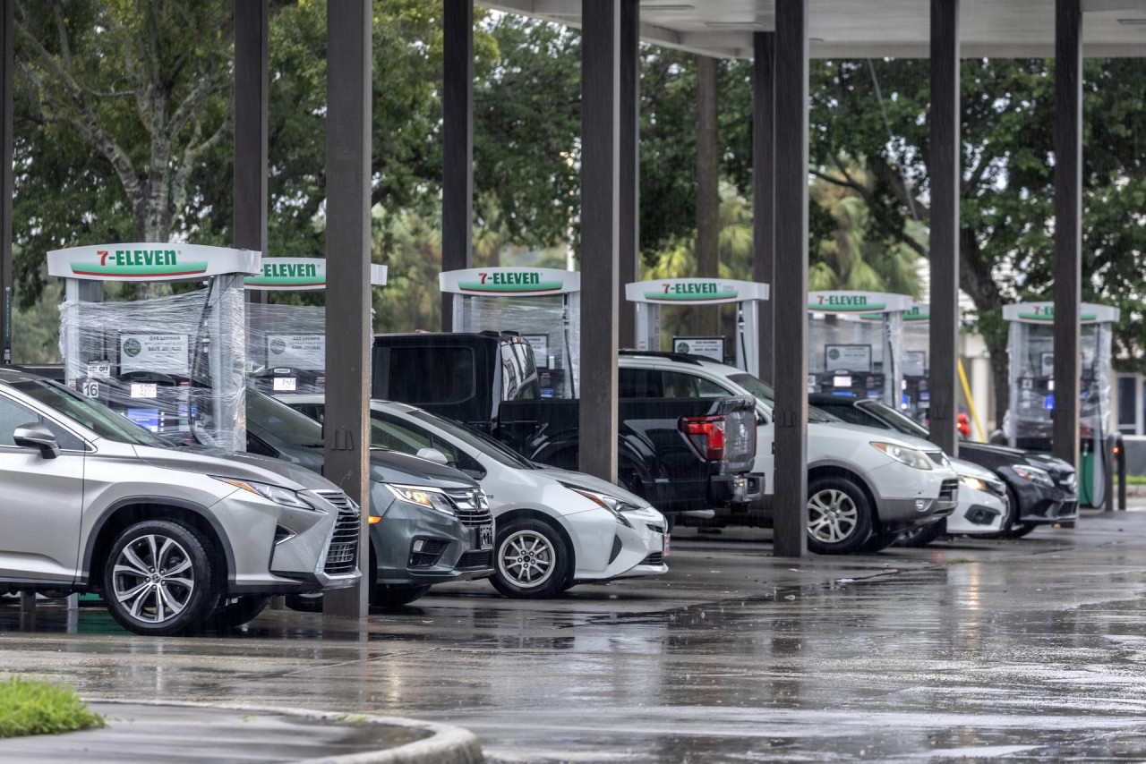 Los vecinos de las distintas zonas de La Florida, donde se espera que el huracán Milton toque tierra este miércoles, se preparan para la tormenta comprando provisiones y generadores eléctricos. Foto: EFE