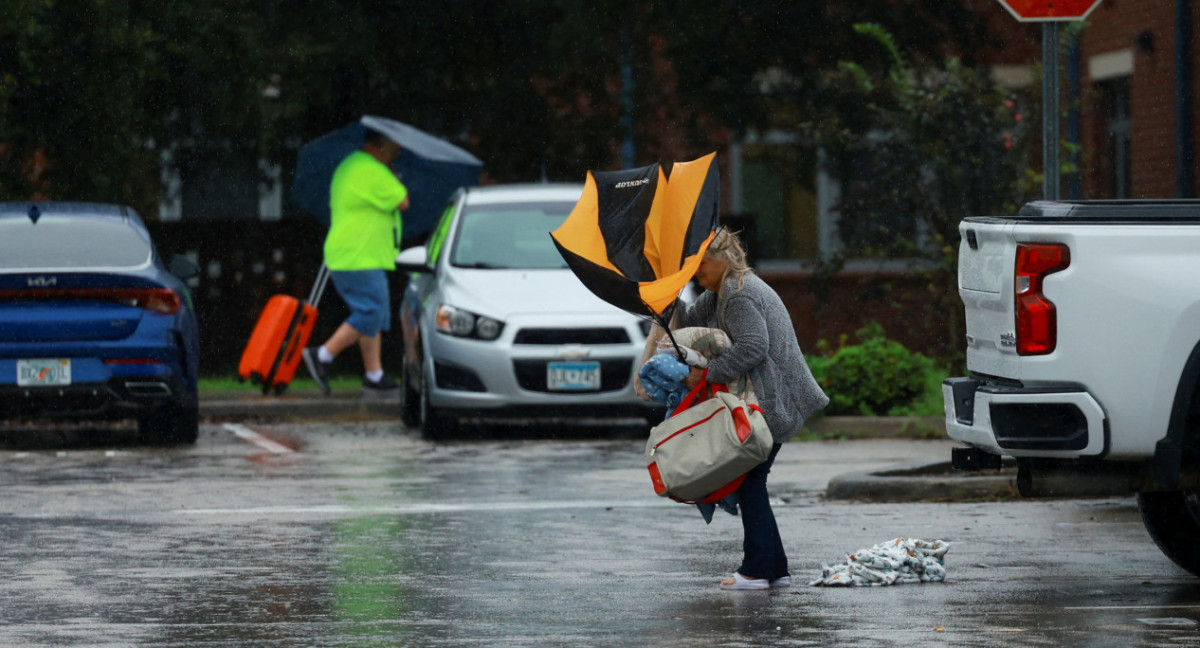 Los vecinos de las distintas zonas de La Florida, donde se espera que el huracán Milton toque tierra este miércoles, se preparan para la tormenta comprando provisiones y generadores eléctricos. Foto: Reuters