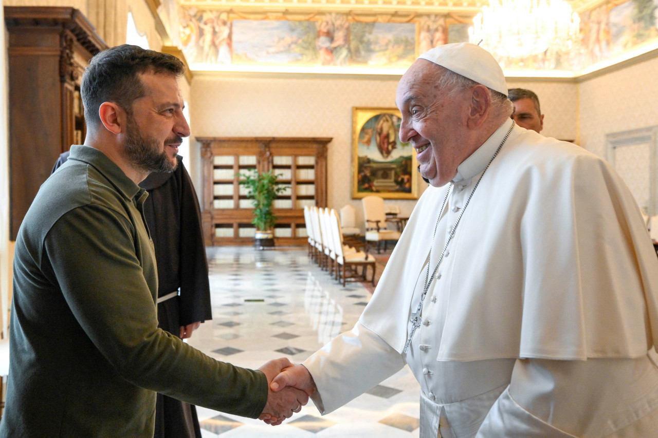 Volodimir Zelenski con el Papa Francisco en el Vaticano. Foto: REUTERS.