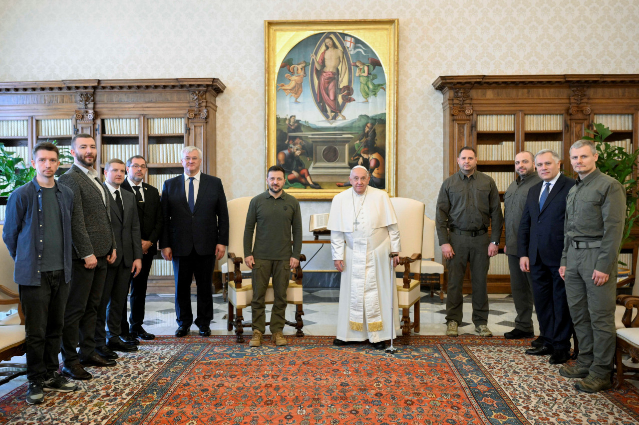 Volodimir Zelenski con el Papa Francisco en el Vaticano. Foto: REUTERS.