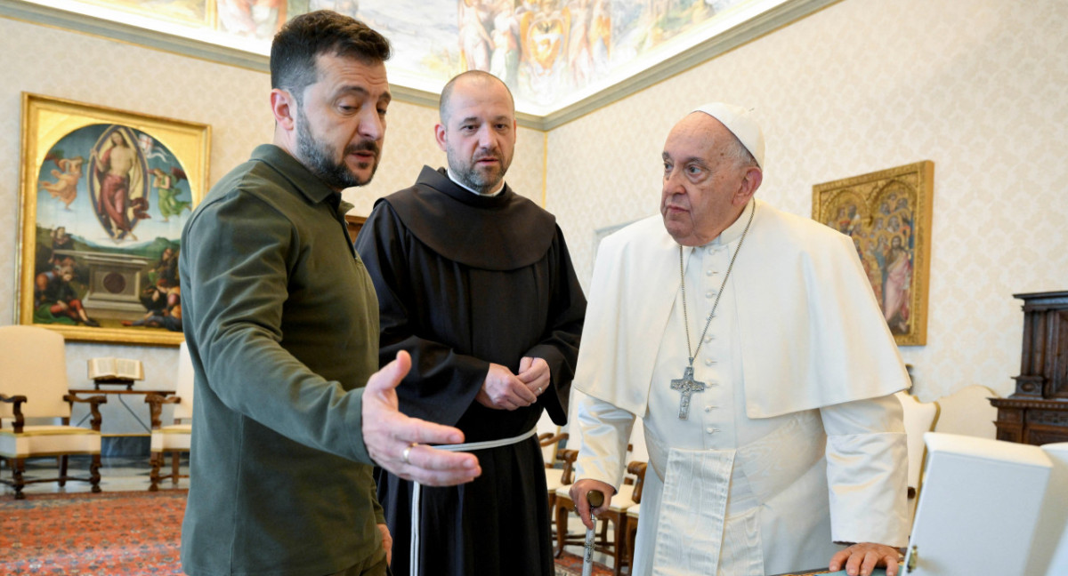 Volodimir Zelenski con el Papa Francisco en el Vaticano. Foto: REUTERS.