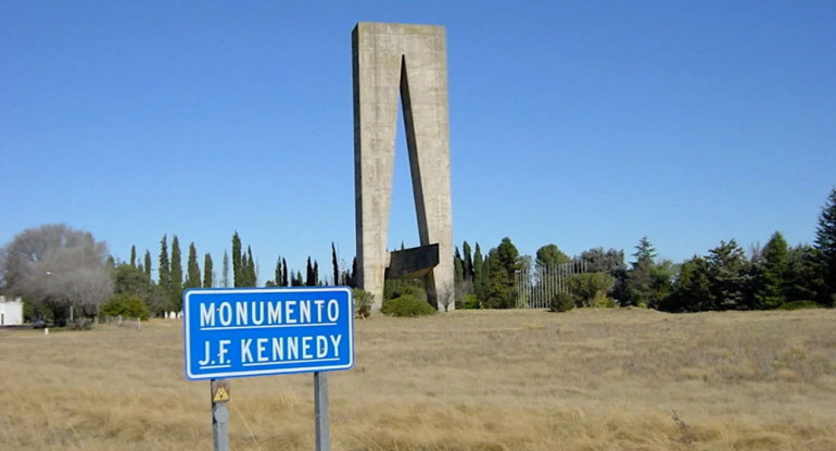 Monumento a Kennedy en La Pampa. Foto: NA