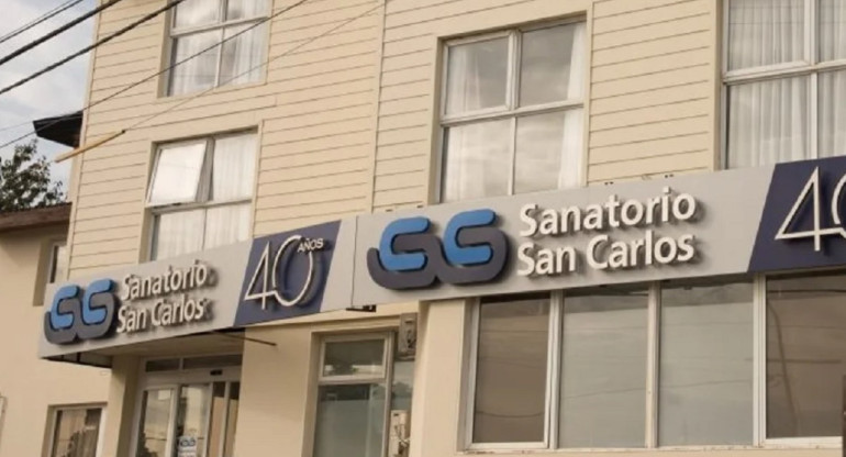 Frente del sanatorio donde falleció la joven en Bariloche. Fotografía Sanatorio San Carlos. NA