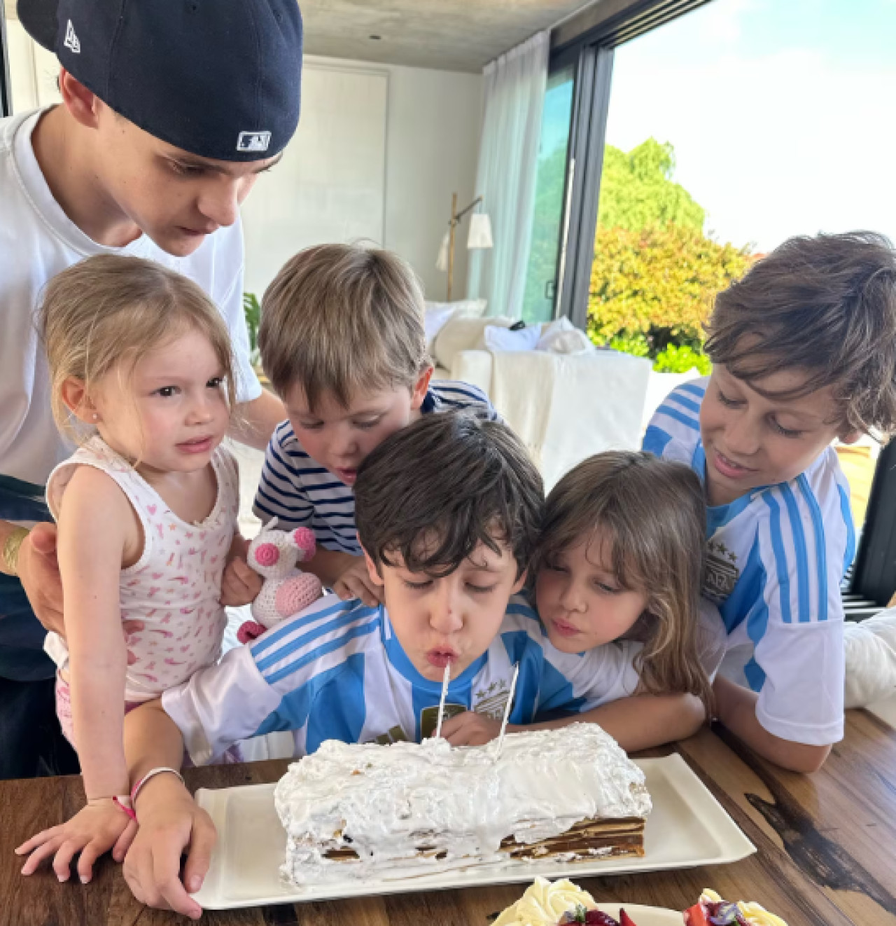 La foto de los hijos de Pampita con los de la China Suárez y Benjamín Vicuña. Foto: Instagram/@pampitaoficial