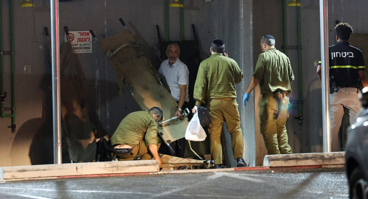 Médicos del Sheba Medical Centre en acción tras ataque de Hezbollah con drones. Foto: Reuters.