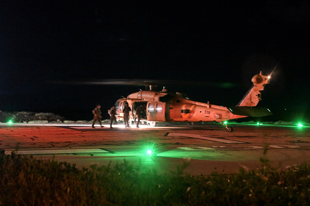 Helicóptero con víctimas del ataque de Hezbollah con drones en Haifa. Foto: Reuters.