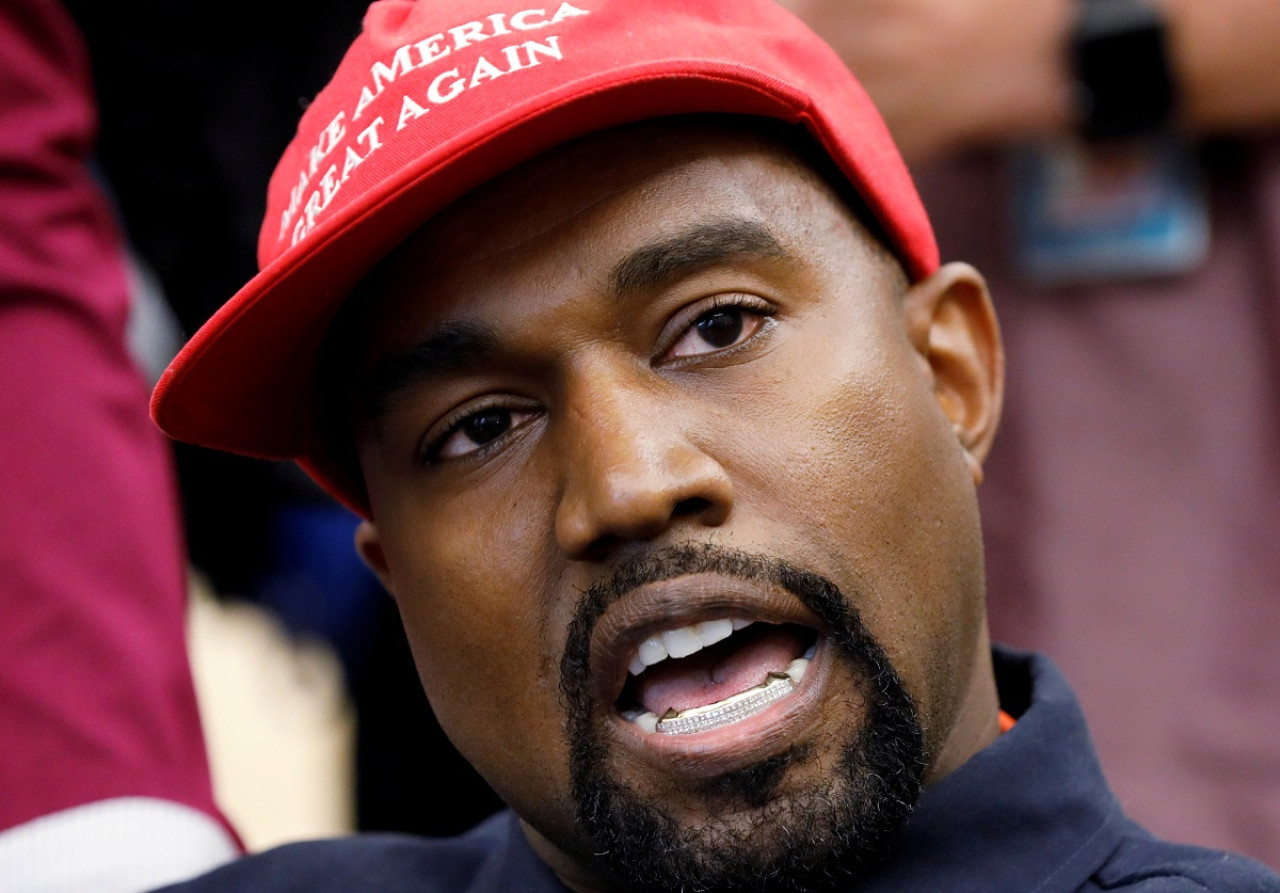 Kanye West con una gorra de apoyo a Donald Trump. Foto: Reuters.