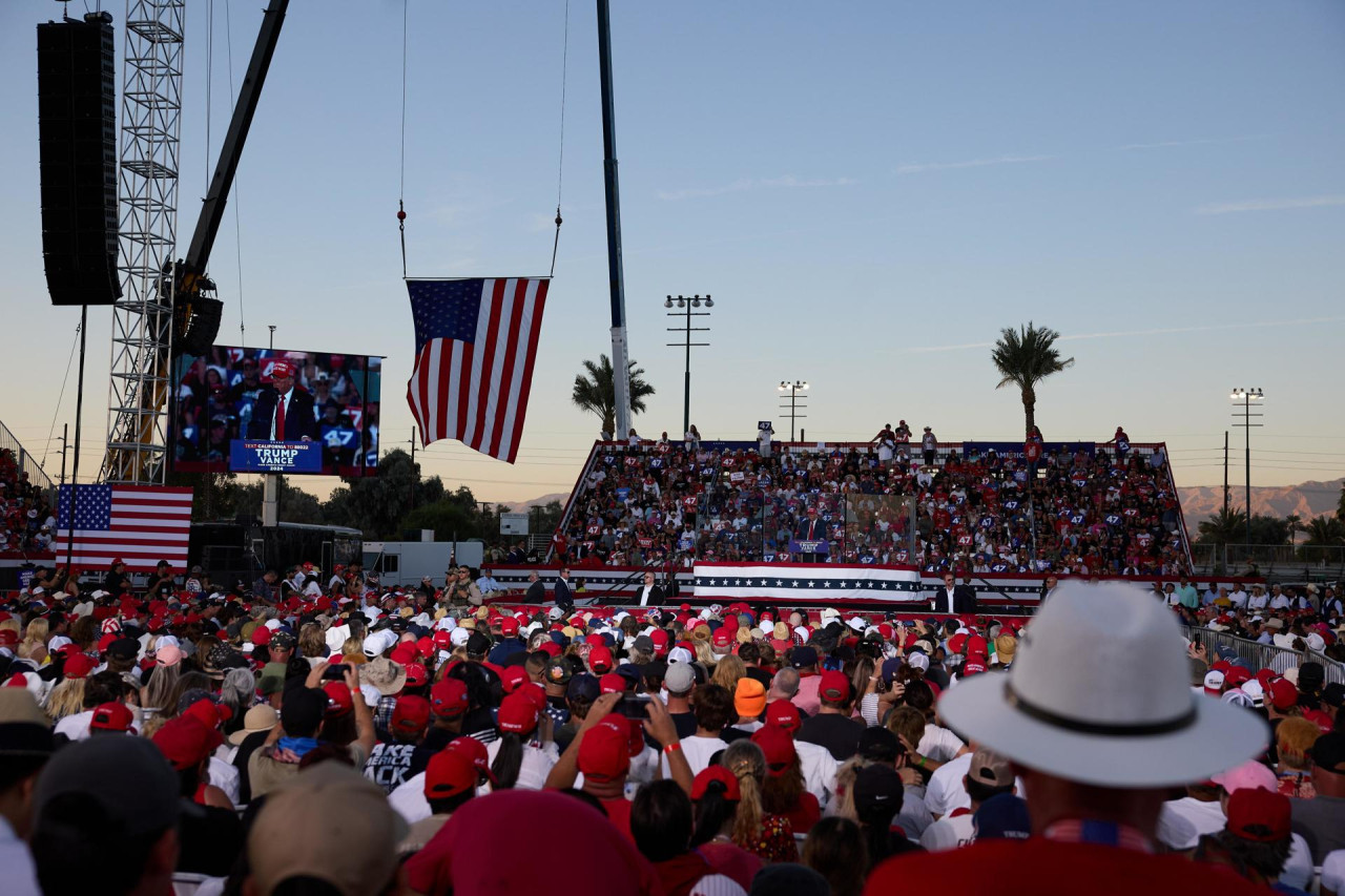 Masivo acto de Donald Trump en California. Foto: EFE.