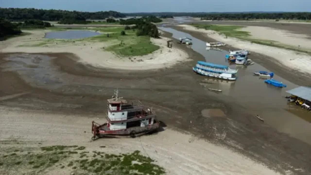 Dramática vista del río Amazonas, con el nivel de agua más bajo de la historia. Foto: NA.