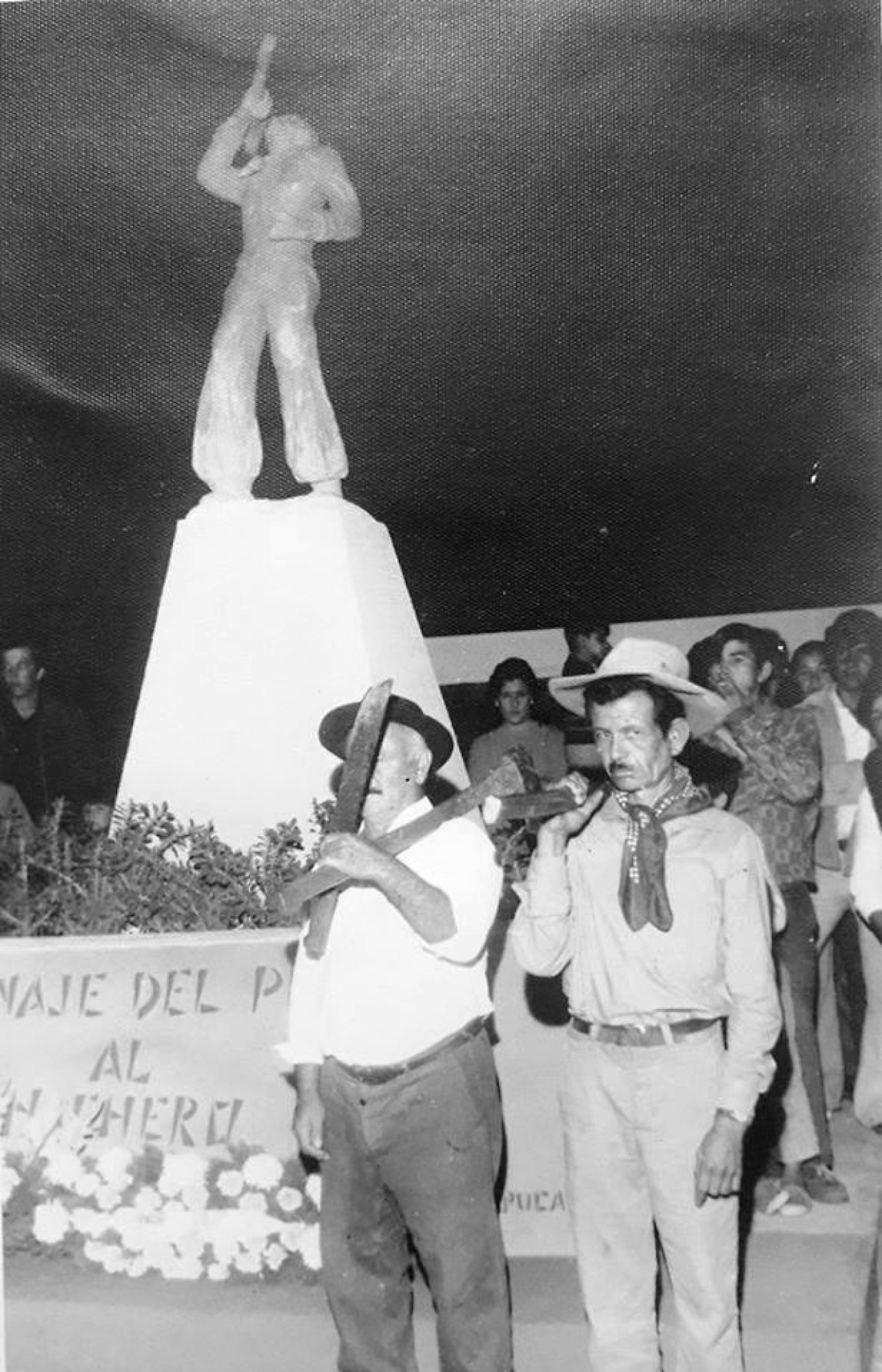 Inauguración del monumento al hachero en Campo Largo, Chaco. Foto: Municipalidad de Machagai.