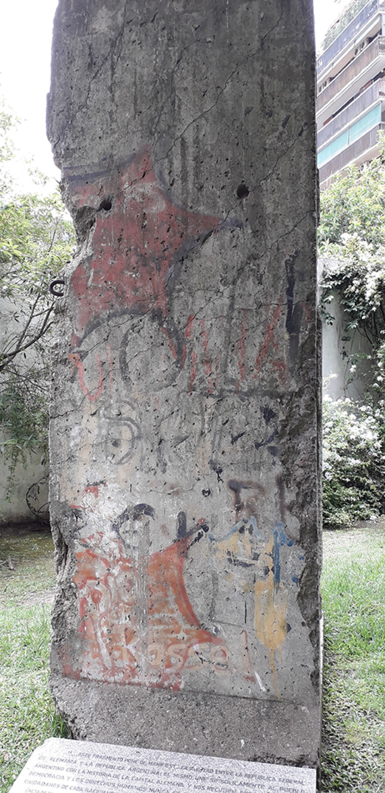 Un fragmento del Muro de Berlín en Argentina. Foto cancilleria.gob.ar