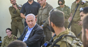 Benjamin Netanyahu junto a soldados israelíes. Foto: EFE.