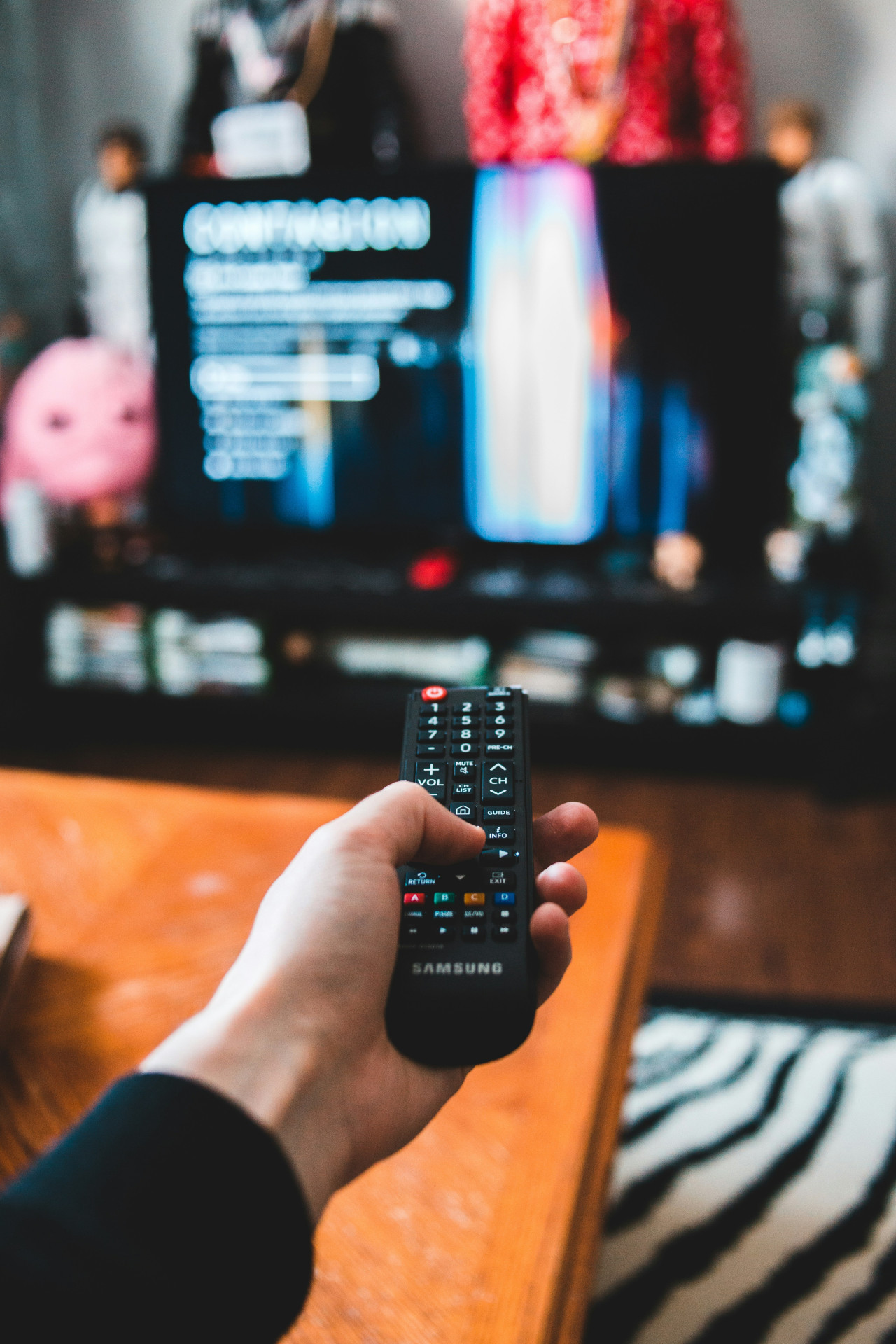 televisor, control remoto. Foto: Unsplash.