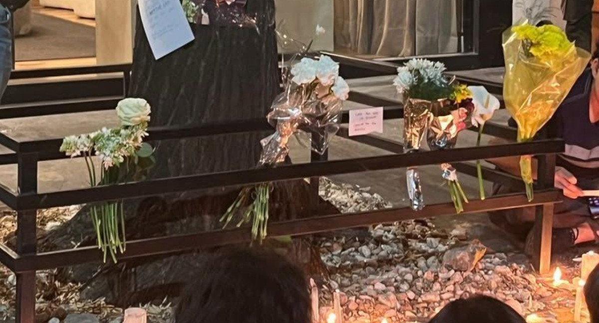 Imágenes del altar que le hicieron fanáticos a Liam Payne tras su muerte. Foto: X.