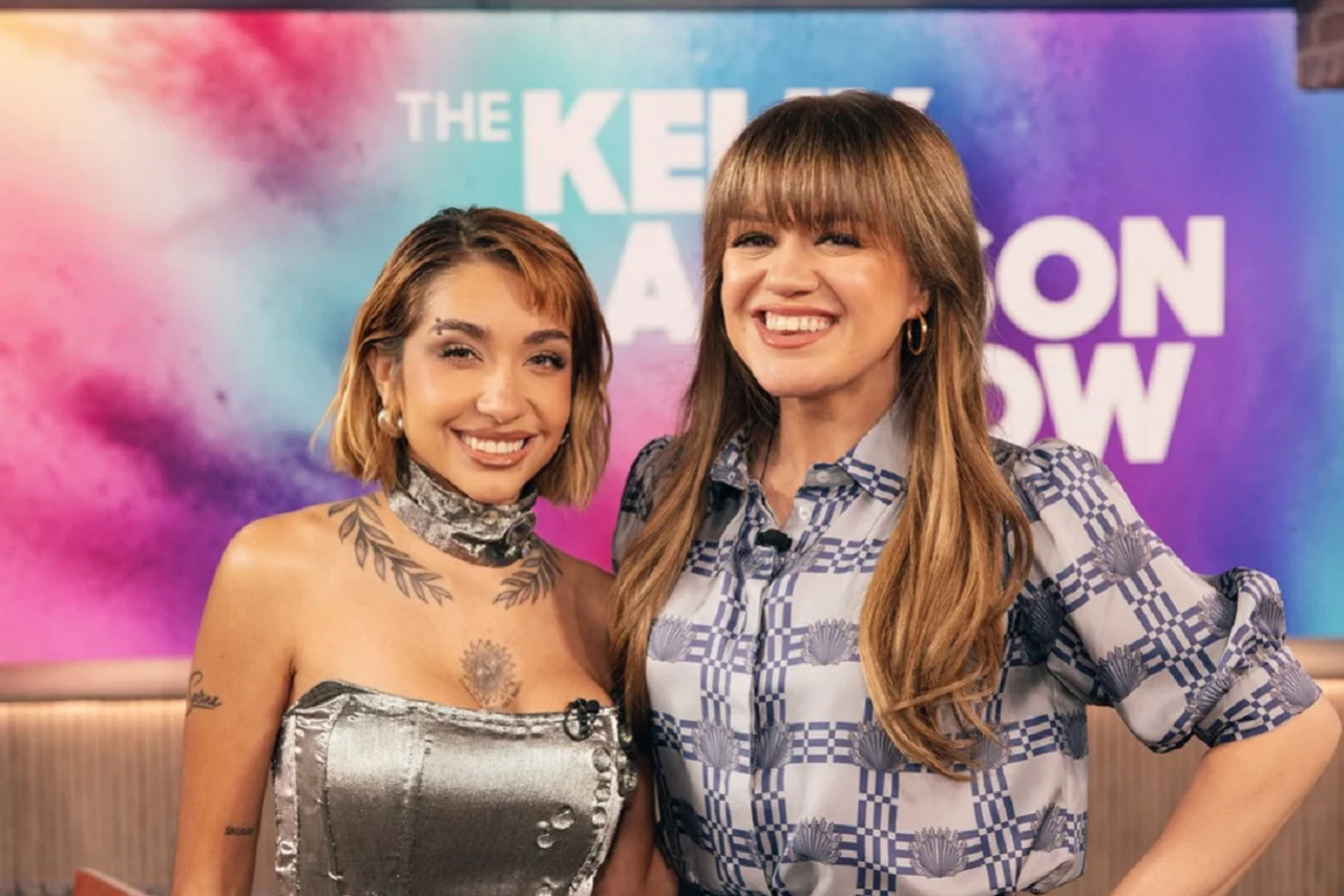 María Becerra junto a Kelly Clarkson