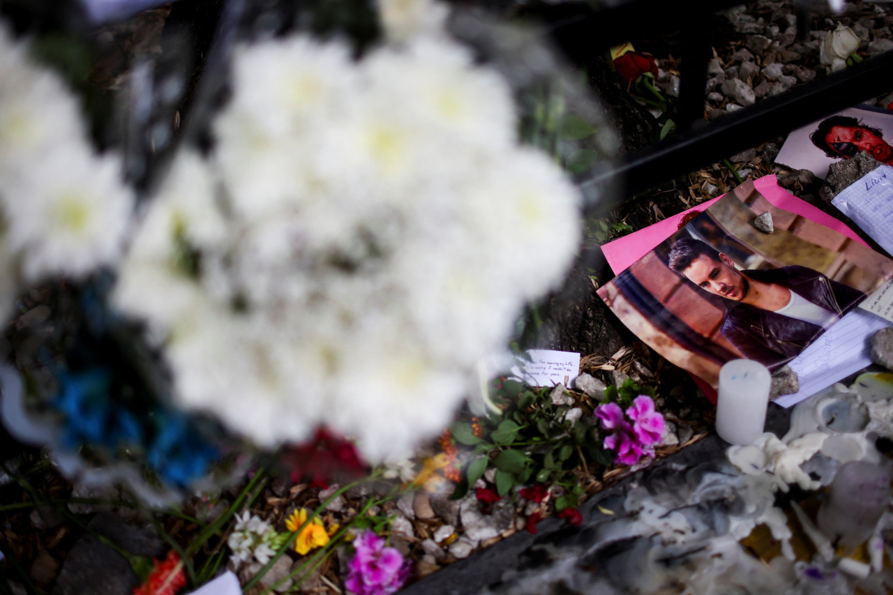 Imágenes del altar que le hicieron fanáticos a Liam Payne tras su muerte. Foto: Reuters.