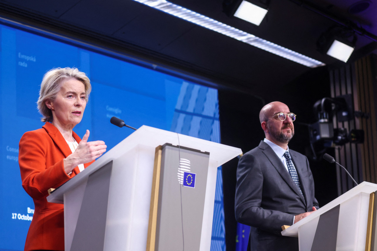 Conferencia de prensa de Ursula Von der Leyen. Foto: REUTERS.