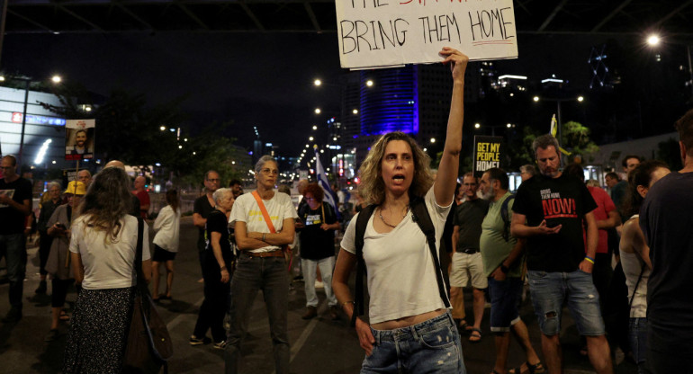 "Ahora terminen la Sin-War (guerra) trayéndolos (a los rehenes) a casa"; festejos en Israel por la muerte de Sinwar. Foto: Reuters