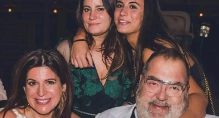 Jorge Lanata junto a sus hijas Lola y Bárbara; y su esposa Elba Marcovecchio. Foto: Redes