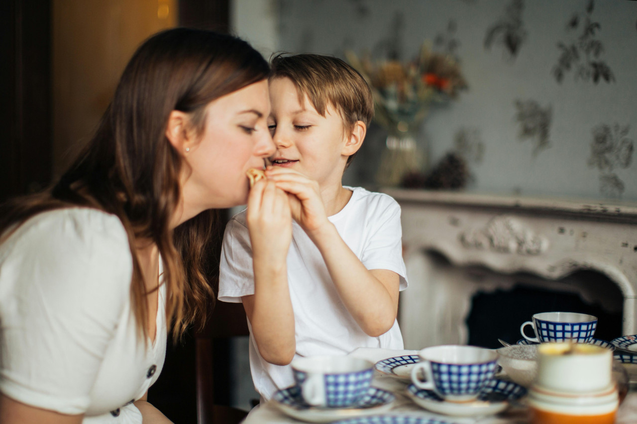 Familia, madre e hijo, día de la madre. Foto: Pexels.