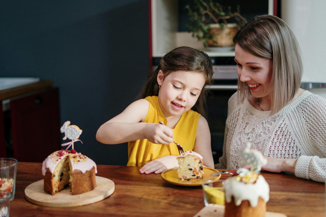 Familia, madre e hija, día de la madre. Foto: Pexels.