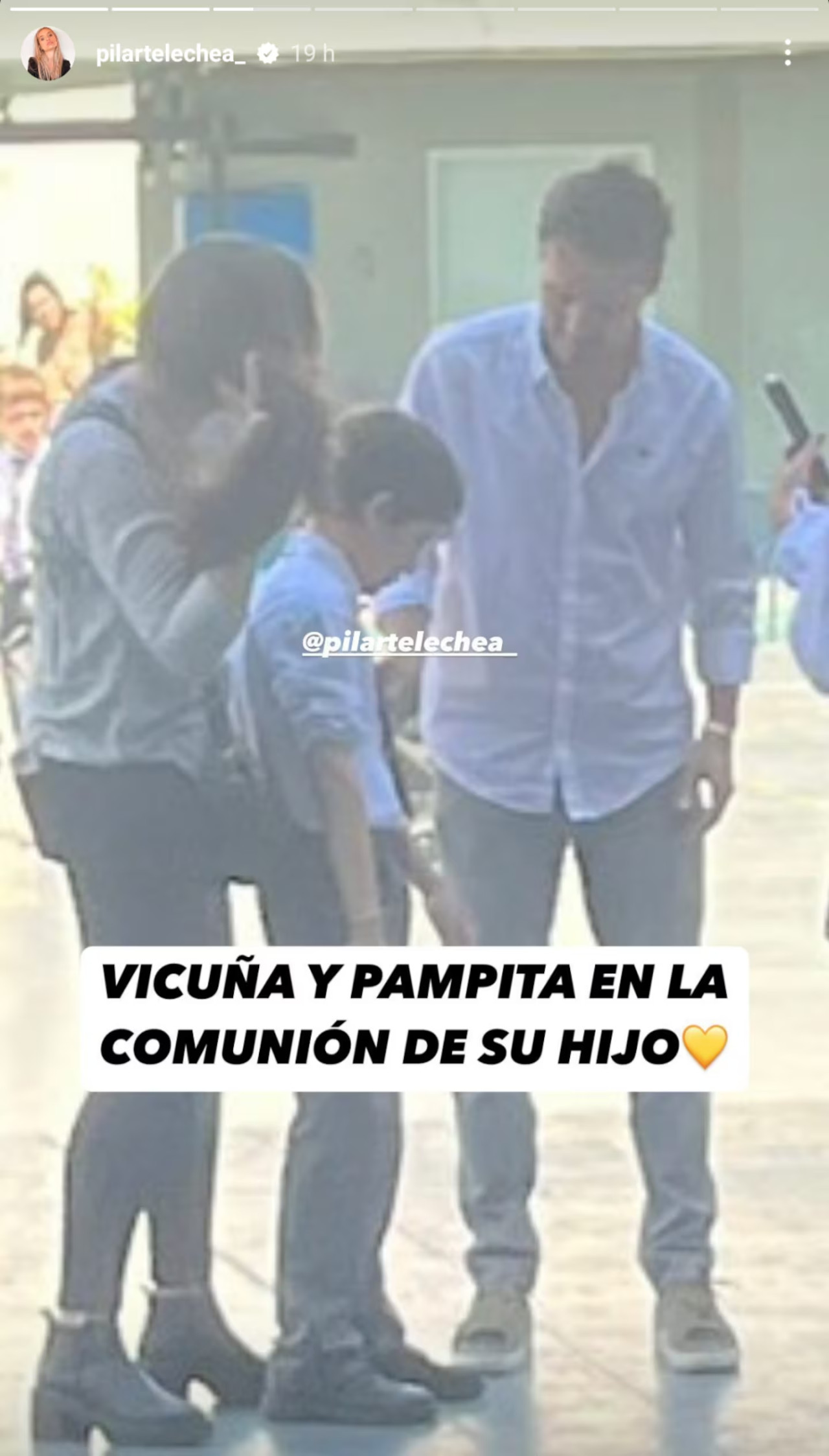 Pampita y Benjamín Vicuña juntos en la comunión de su hijo Benicio. Foto: Instagram/pilartelechea_