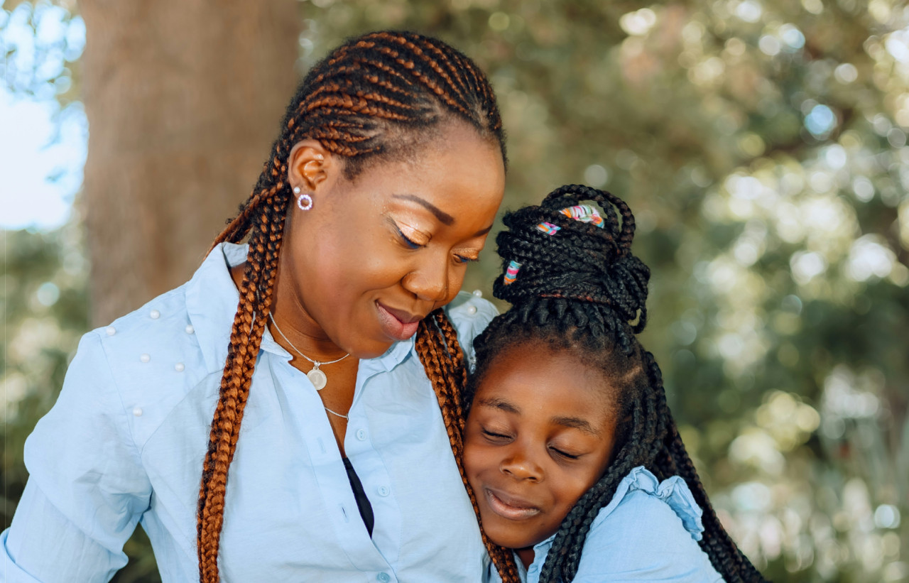 Familia, madre e hija, día de la madre. Foto: Unsplash.