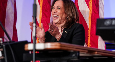 Kamala Harris festeja su cumpleaños haciendo campaña. Foto: Reuters