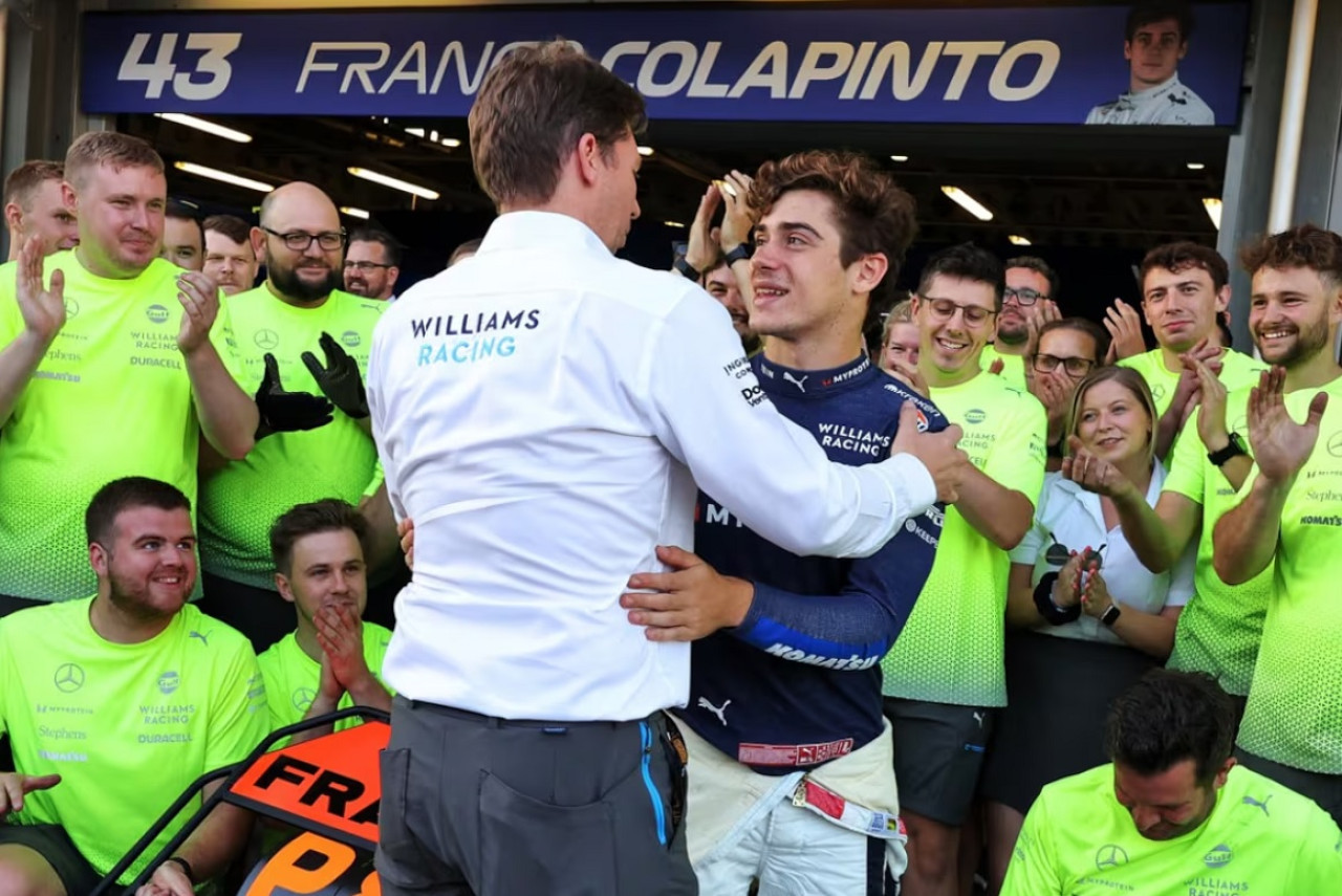 El abrazo entre Franco Colapinto y James Vowles. Foto: Instagram.