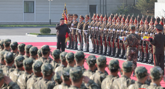 Soldados norcoreanos bajo la atenta mirada de Kim Jong Un. Foto: Reuters.