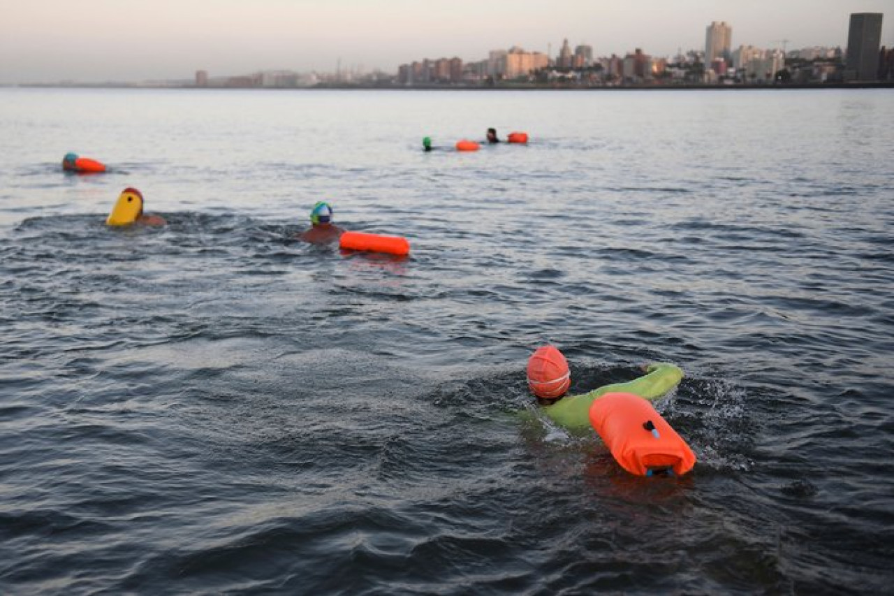 Más de 80 nadadores compitieron en Montevideo y se intoxicaron. Foto X @RadioUruguayUy