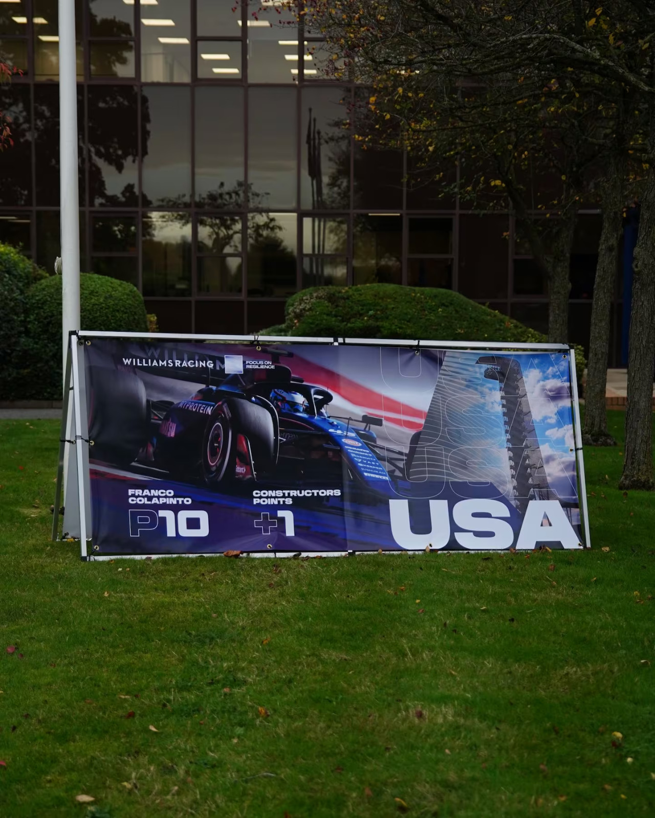 El cartel para Franco Colapinto en la sede de Williams. Foto: X @WilliamsRacing