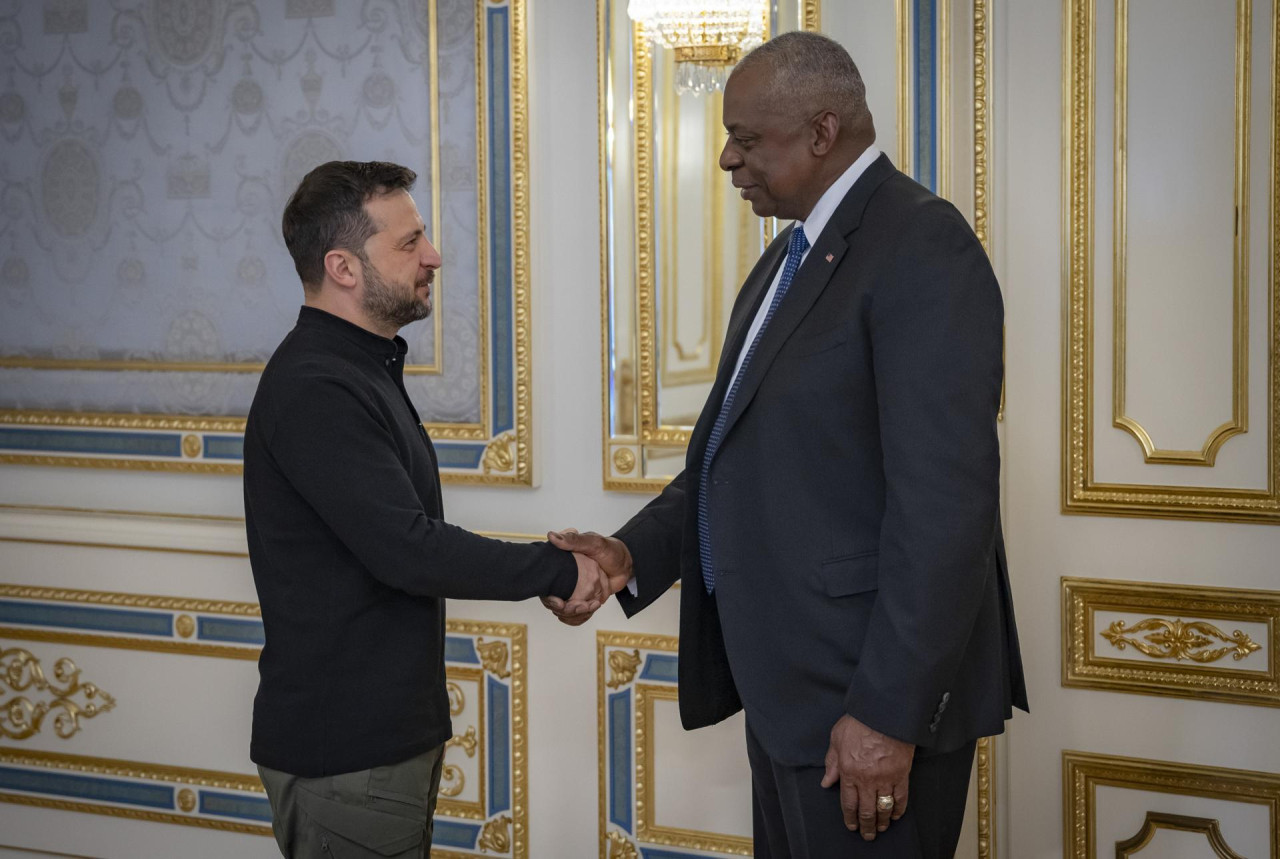 Volodimir Zelenski y Lloyd Austin. Foto: EFE.