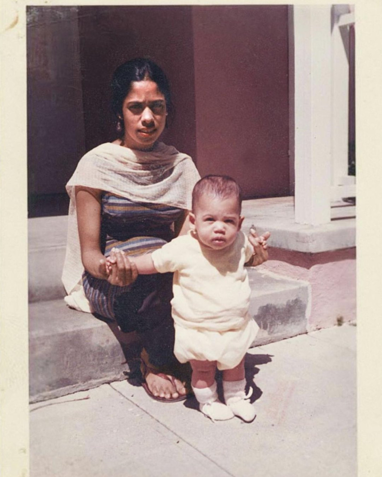 Kamala Harris de pequeña con su madre. Foto Instagram @kamalaharris