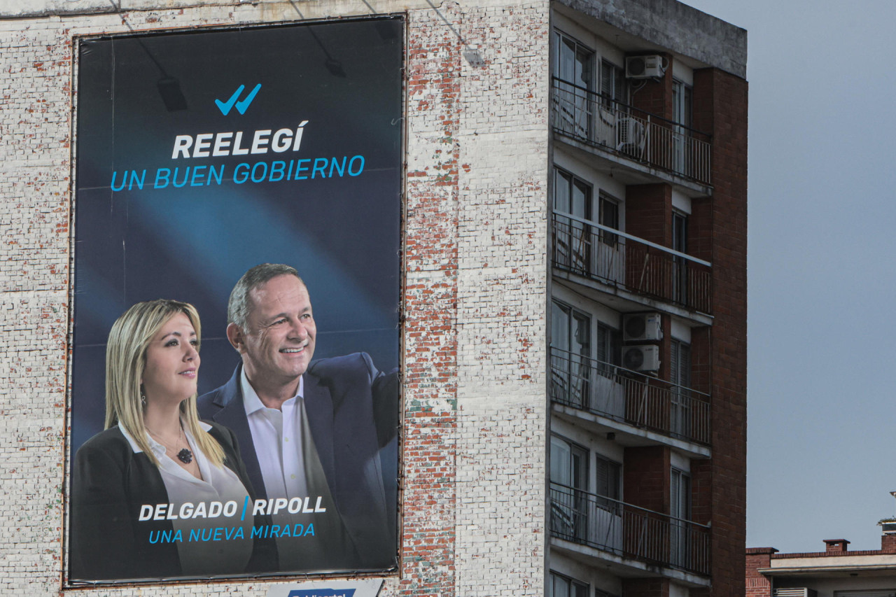 Álvaro Delgado y Valeria Ripoll, fórmula oficialista para las elecciones en Uruguay. Foto: EFE.