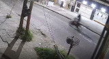 Los instantes previos al accidente entre la moto y el colectivo. Foto: Captura de video.