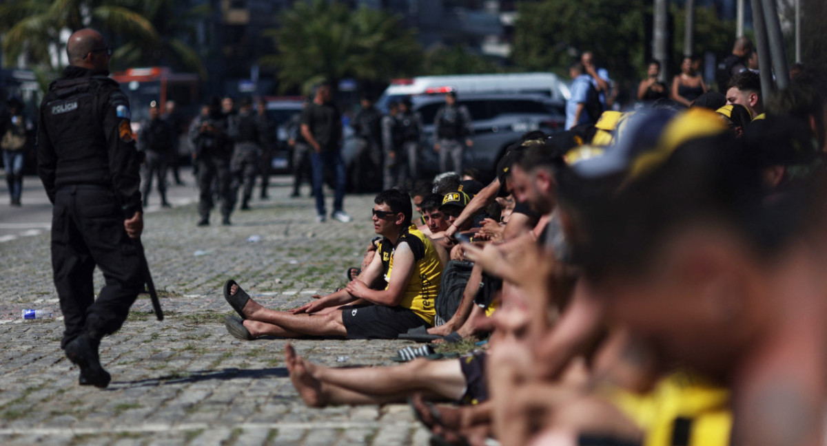 Hinchas de Peñarol detenidos en Brasil tras incidentes en la previa de la Copa Libertadores. Foto: REUTERS.