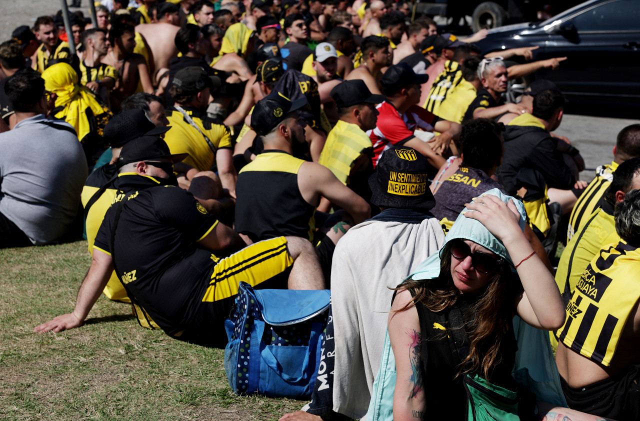 Hinchas de Peñarol detenidos en Brasil tras incidentes en la previa de la Copa Libertadores. Foto: REUTERS.